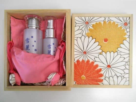 雪麗花 美白スキンケア2点セット&着物地の巾着袋(木箱入り)