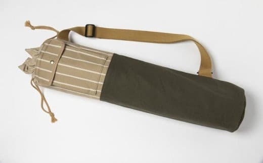 「琉球帆布」ヨガマットケースB(グリーン)- ヨガ マットケース 収納 帆布 手づくり ハンドメイド 軽い 丈夫 布 人気 ツートンカラー おしゃれ ポケット付き 高級感 ベルト 調整可能 琉球帆布 手仕事 伝統技術 沖縄県 八重瀬町【価格改定】 (管理コード:XX083)