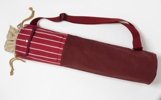 「琉球帆布」ヨガマットケースB(レッド)- ヨガ マットケース 収納 帆布 手づくり ハンドメイド 軽い 丈夫 布 人気 ツートンカラー おしゃれ ポケット付き 高級感 ベルト 調整可能 琉球帆布 手仕事 伝統技術 沖縄県 八重瀬町【価格改定】 (管理コード:XX081)