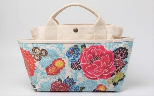 「琉球帆布」お散歩バッグ (RYUKA ブルー) - 帆布 布 トート トートバッグ 琉球紅型 人気 紅型作家 RYUKA 新垣優香 おしゃれ レディース ファッション お出かけ かばん 鞄 手仕事 手づくり ハンドメイド 琉球帆布 伝統技術 沖縄県 八重瀬町【価格改定】 (管理コード:XX024)