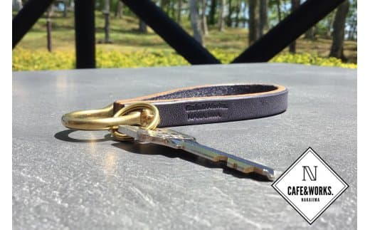 11-152 レザークラフト:真鍮シャックル本革レザーキーホルダー(チャコール)