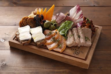 【ローソンふるさと納税カタログ掲載返礼品】 Le Bar à Vin 52 関内店 お食事券3名様分(ふるさと納税限定コース)★オリジナル