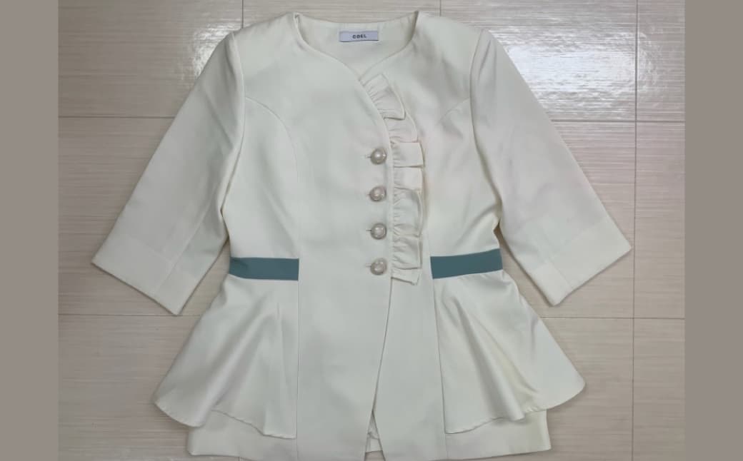 COEL×JapanHerbalEstheticAssociationコラボ・シャンパンホワイトカラー・おしゃれ着エステ用ユニフォーム・フリル付き韓国人気ジャケット 189001 【コラボ ジャケット 韓国 人気 エステ ユニフォーム】 (管理コード:189001)