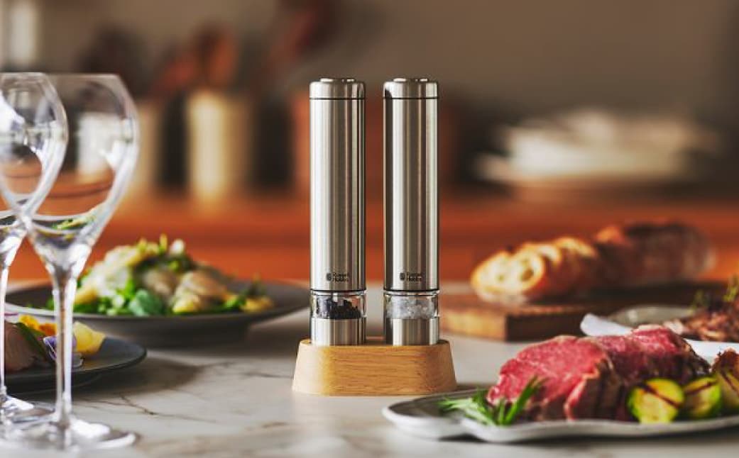〈Russell Hobbs〉 電動ミル ソルト&ペッパー ミニ シルバー 223001 【ハンディ コンパクト ミル 電動 オシャレ 料理 調理 家電】 (管理コード:223001)